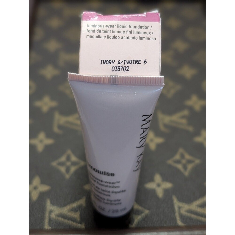 Mary Kay Timewise Liquid Luminous Foundation Ivory 6 1 fl oz MPN 038702